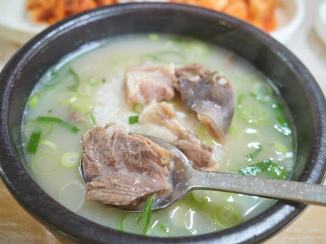 대단하진 않아도 구색은 제법, 군침도는 특산물에 위가 든든하군