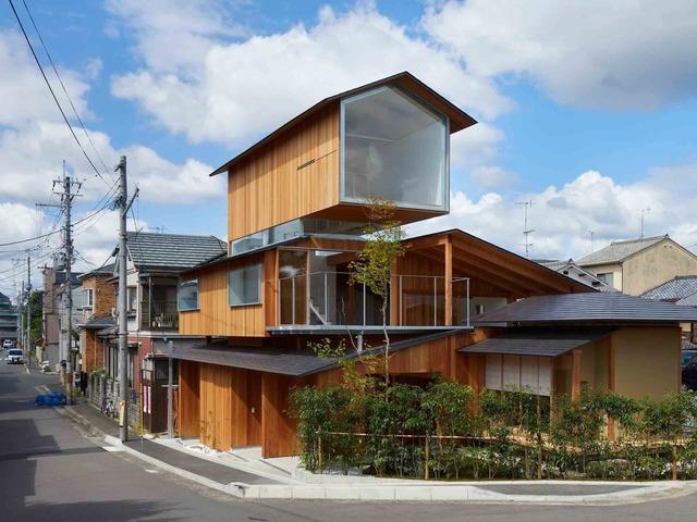 지붕 위에 집을 쌓은 목조주택, House in Shimogamo 