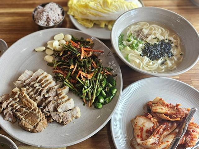묵직한 육수·다진 고기 올려진 <strong>칼국수</strong>… 든든한 추억 채우다 [김동기 셰프의 한그릇]