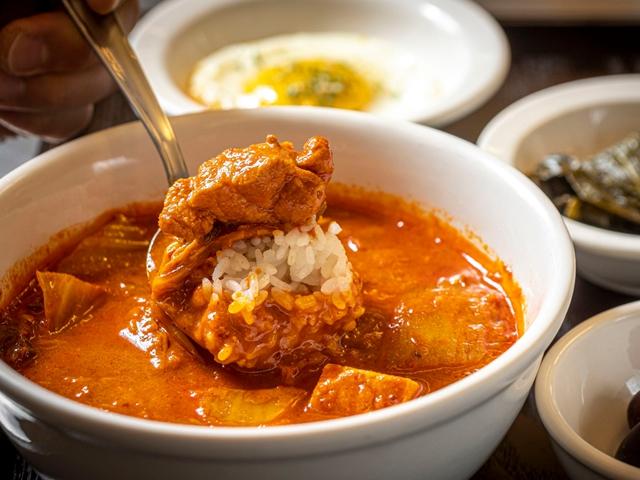 시원하고 칼칼하고 개운한 국물… 고개 처박고 허겁지겁 퍼먹었네