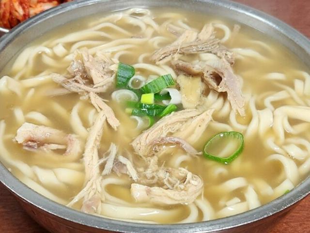 묵직한 면발과 닭육수가 만나면 [ESC]