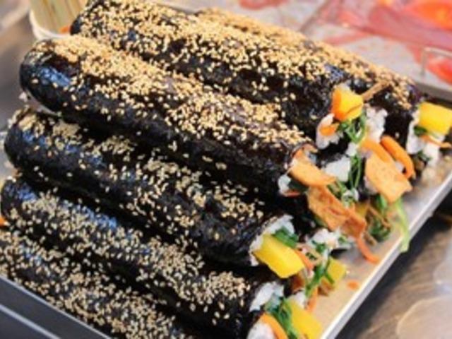 <strong>품절</strong> <strong>대란</strong> ‘냉동 김밥’ 해외서 높은 인기...건강 비건식으로 떠올라
