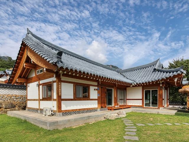 고즈넉한 산세를 풍경으로 누리는 <strong>장인</strong>의 특별한 한옥 마을