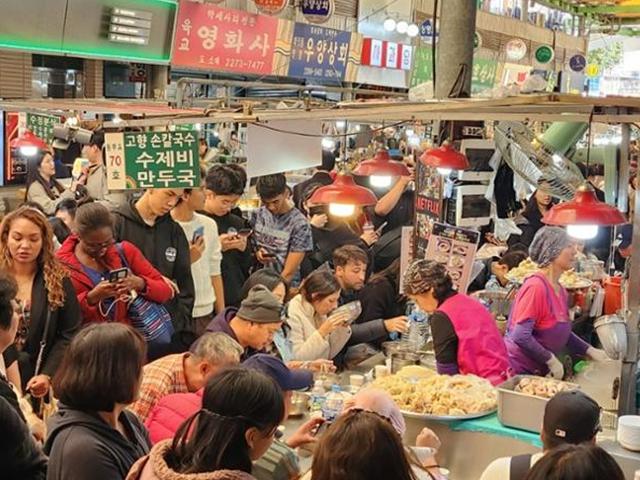 시장서 줄 서 칼국수 먹은 샘 스미스... '꼬마김밥' 빠진 '캡틴 마블'