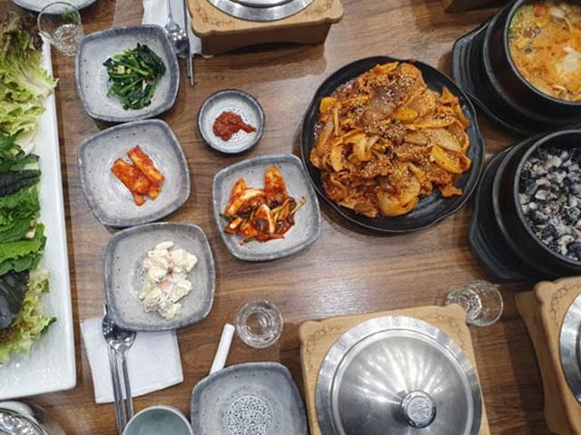 한국인의 입맛 사로잡는, 오야동 '논두렁 우렁쌈밥' … 쌈·<strong>제육</strong>·우렁이 만났을 때