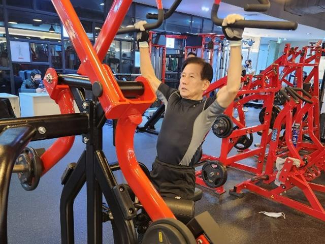 “일흔 넘어 운동하니 키도 크더군요”…81세 ‘<strong>몸짱</strong> 할아버지’ 이순국 전 신호그룹 회장