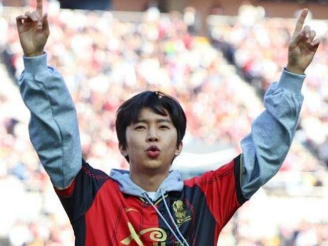 축구화 신고 노래하더니... '대관 기피' 상암경기장 뚫은 '이 가수'