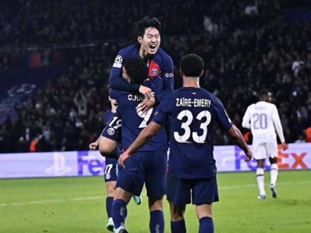 "친화력 진짜 대박이다!..." 이강인의 매력에 빠져버린 PSG <strong>선수</strong>들...결국 백허그까지 한 음바페 <strong>단장</strong>(+영상)