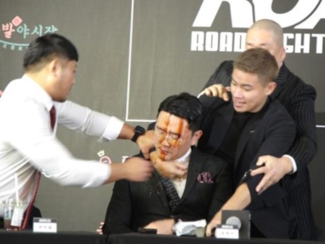 "기자회견 중 간장테러" 윤형빈, 日<strong>파이터</strong> 도발에 극대노 무슨 일?