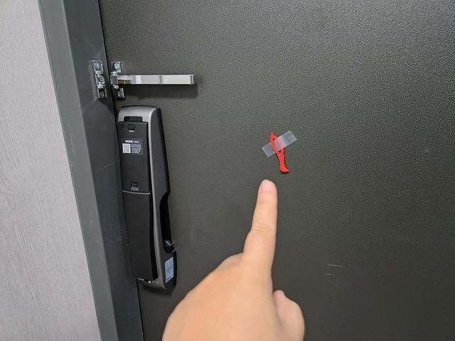 <strong>일회용</strong>랩칼을 현관문에 두면 세균을 차단할 수 있다고?!