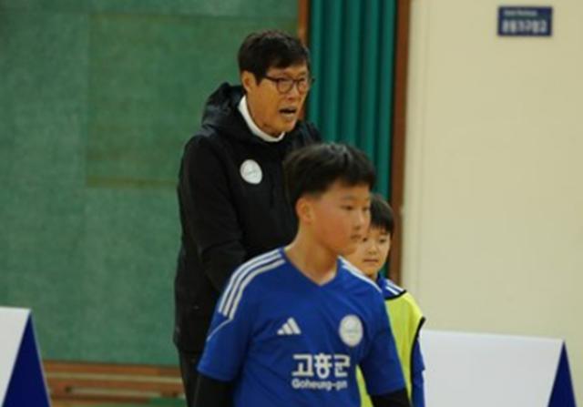 ‘<strong>축구</strong> 손자들’ 키우는 재미…70세 차붐의 슬기로운 고흥살이