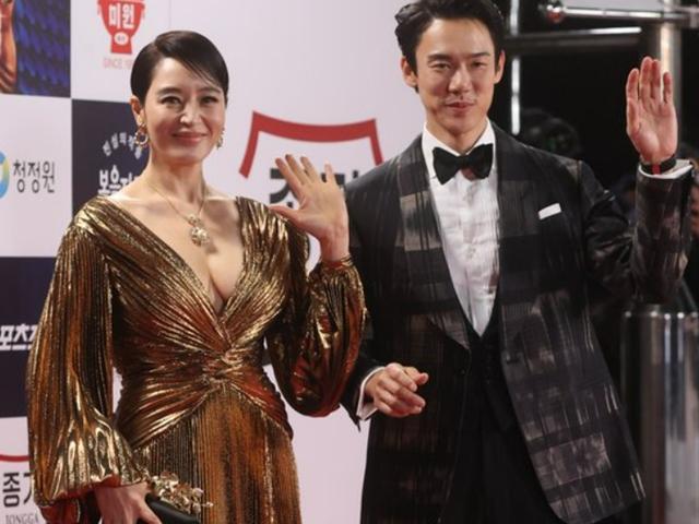 53세 나이 잊은 김혜수…그녀가 청룡서 드레스 거꾸로 입은 사연
