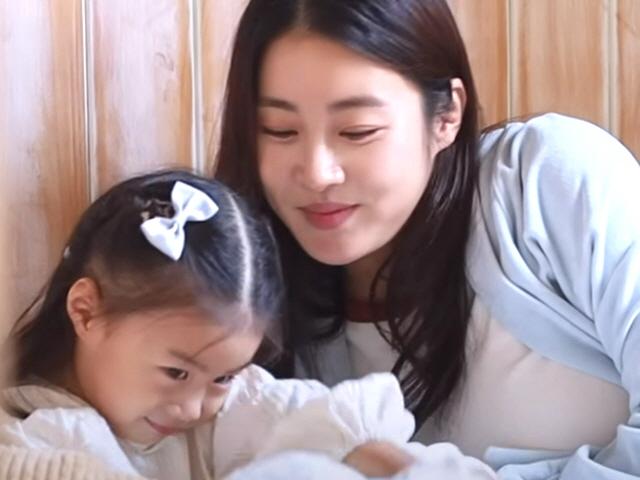 '한의사♥' 강소라 30개월 딸, 벌써 <strong>연예인</strong> 끼 폭발 "사진 촬영 재밌어"