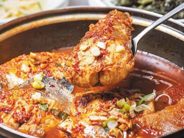 무 한 조각, 생선 한 토막이 만든 익숙하고 거룩한 맛