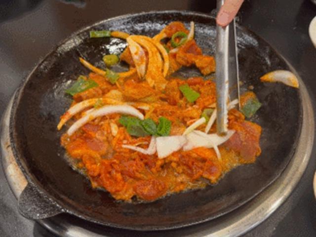 고등어구이 냄새에 홀리고 <strong>제육</strong>에 반한 '장안문'
