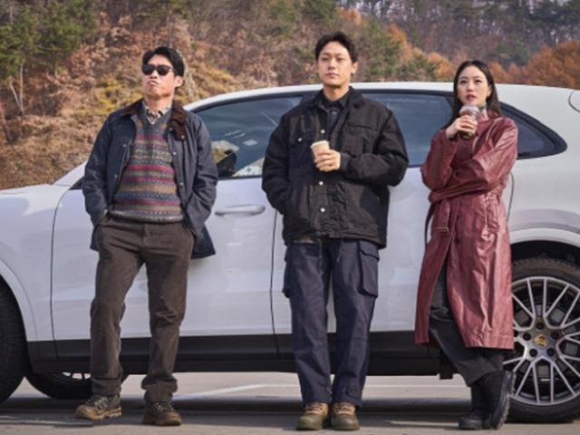 ‘MZ무당’이 선택한 SUV..영화 <strong>파묘</strong> 속 김고은의 차는