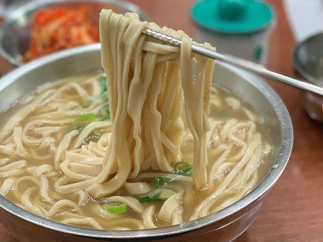 겨울 추위도 물리는 뜨끈함, 서울 닭칼국수 맛집 5곳