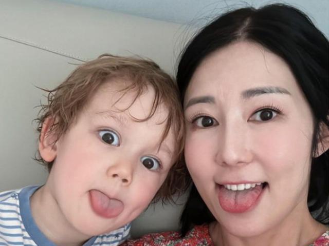 ‘자발적 미혼모’ 사유리, 아들 젠 사진 공개…누가 돌을 던질까