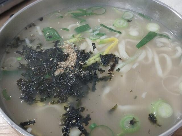 대기 줄 인정…계양산 전통시장 '놀부홍두깨칼국수'