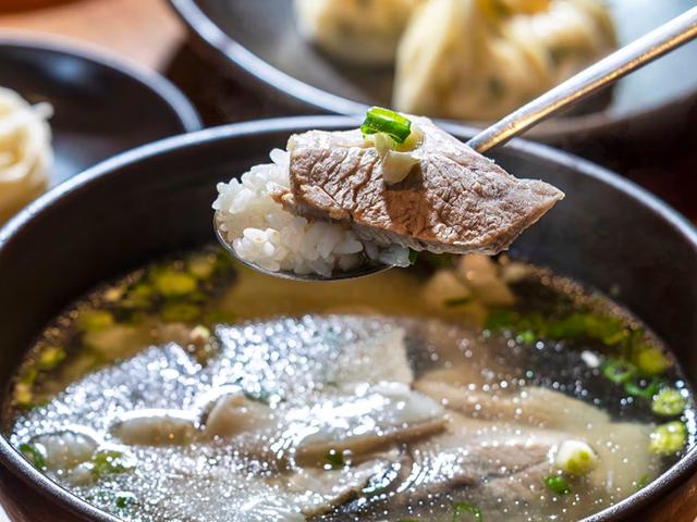 계곡처럼 투명하지만 밀도는 빡빡하다, 맑은 돼지<strong>국밥</strong>