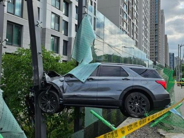 "당황해서 핸들 꺾었다"···<strong>강남</strong> <strong>아파트</strong> 덮친 외제차 무슨 일?