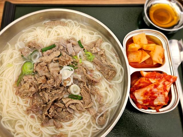 <strong>국수</strong> 먹고 배 두들기며 이쑤시개 물고 나왔다