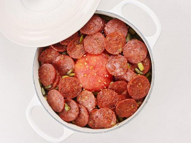 감칠맛은 기본, 아삭한 식감까지...<strong>반찬</strong> 필요없는 마늘종 솥밥