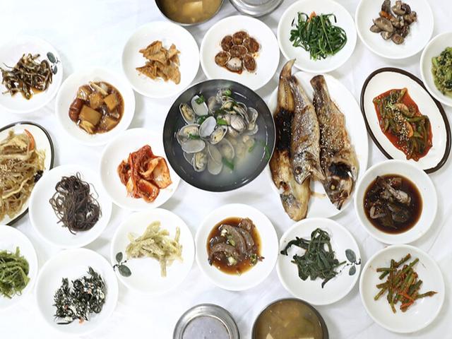 1만원 <strong>백반</strong>에 반찬 겁나 많아부러~ ‘고장의 얼굴’이 주걱인 곳