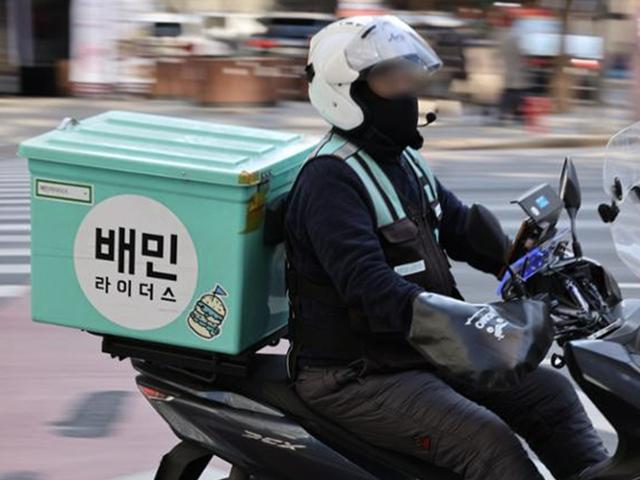 "전단 돌릴까 고민"...배민·쿠팡이츠 '무료 배달'에 속 끓는 <strong>자영업</strong>자