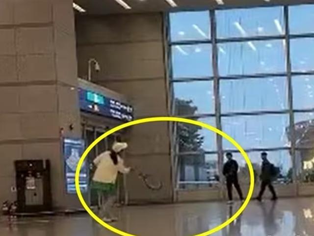 인천공항 안에서 테니스 친 <strong>커플</strong> "야구도 할 기세, 무개념"[영상]