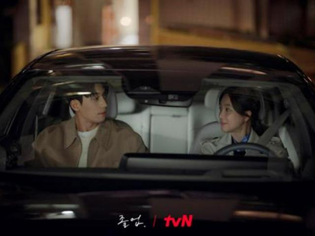 낭만적 <strong>분위기</strong> 속 미래의 차…'일타강사' 정려원의 차는