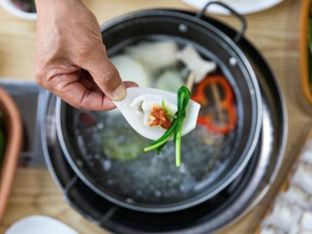 이빨이 개처럼 생긴 이놈…"더워 못살겠네" 지금 꿀맛이다