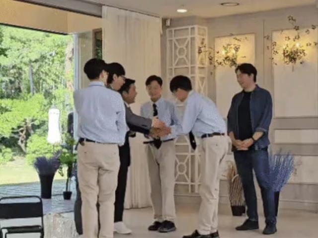 <strong>유재석</strong>에 악수하며 90도 인사... 송일국만큼 훌쩍 큰 ‘삼둥이’