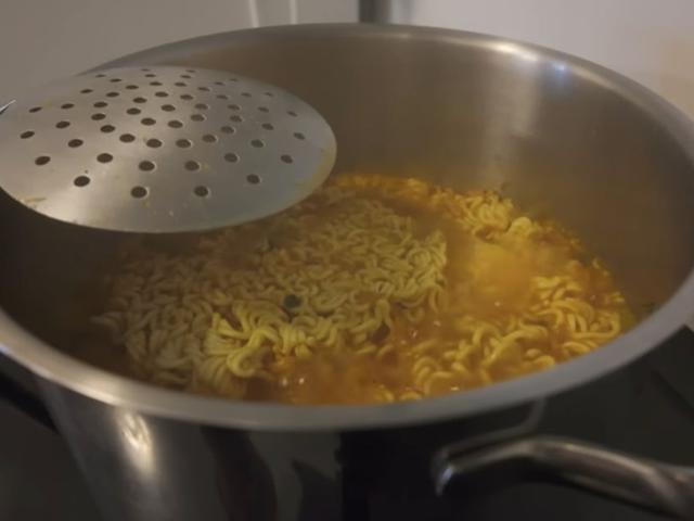 “면발 절대 안 불어” 라면 맛있게 끓이는 ‘과학적’ 조리법은