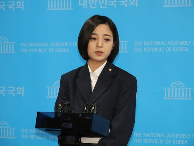 풋살하는 여성 <strong>기자</strong> 외모 품평도…단톡방 성희롱에 “분노”