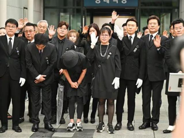 하늘도 <strong>운</strong> 故현철 발인식..태진아·설운도 후배들 눈물 속 떠난 ‘트로트 큰별’