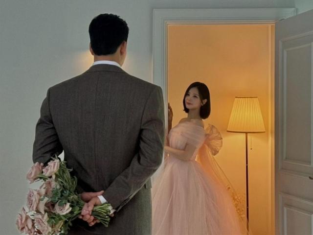 '걸그룹 은퇴→결혼' <strong>앨리스</strong> <strong>소희</strong>, ♥15세 연상 남편 깜짝 공개…웨딩도 '달달'