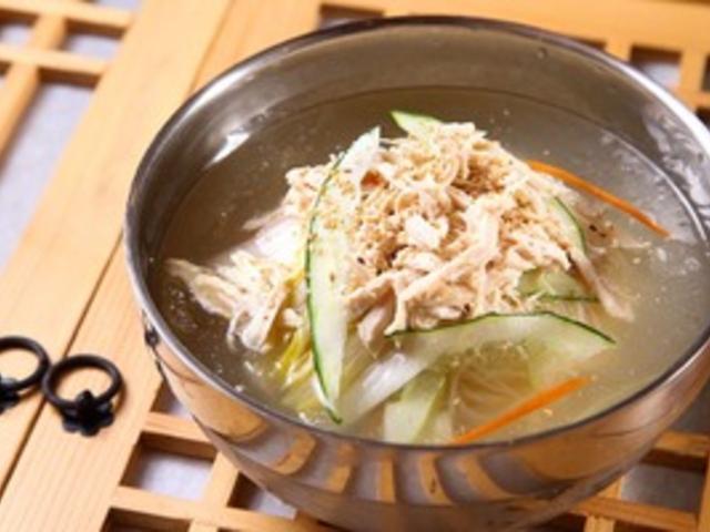 닭고기와 야채가 가득 들어간 <strong>국내</strong> 초계국수 <strong>맛집</strong>