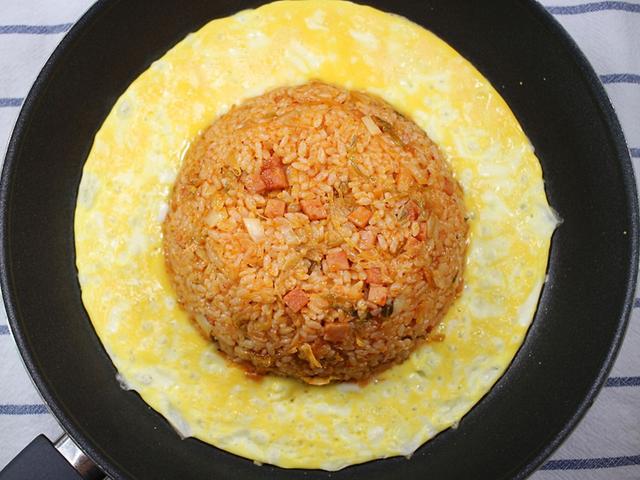 비주얼에 반하고 맛에 두번 반하는 UFO김치<strong>볶음밥</strong> 드셔보세요!