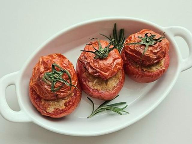 여름 햇볕 받고 자란 <strong>토마토</strong> 요리...고기와 채소 꽉 채운 보양식