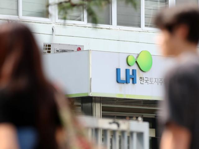 1억8000만원 포르쉐 끌며 <strong>임대</strong>아파트 거주… 이런 입주민 311명