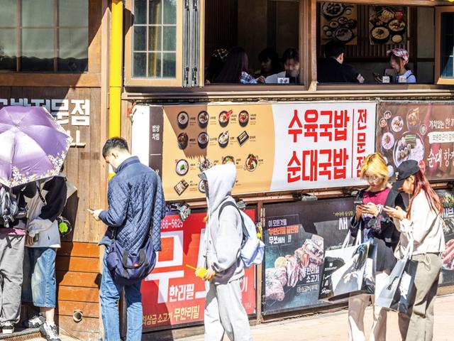 한식 대표 된 ‘Gukbap’… <strong>외국인</strong> <strong>관광객</strong> 줄 서 먹고 인증샷