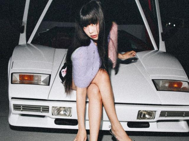 '빛이 <strong>나는</strong> <strong>솔로</strong>' 제니, 월드클래스 증명한 MV 속 슈퍼카는[누구<strong>차</strong>]