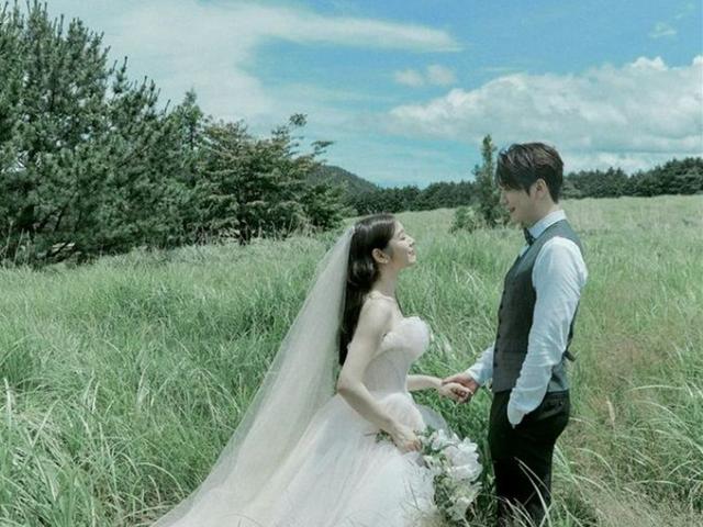 김연아♥<strong>고우림</strong> 결혼 2주년…눈부신 웨딩드레스 자태