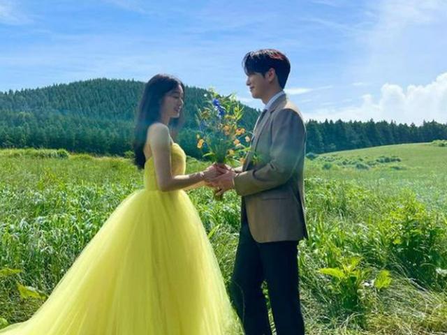 여왕님이 올리시니…고우림, 아내 김연아 따라 미공개 웨딩<strong>화보</strong> 공개