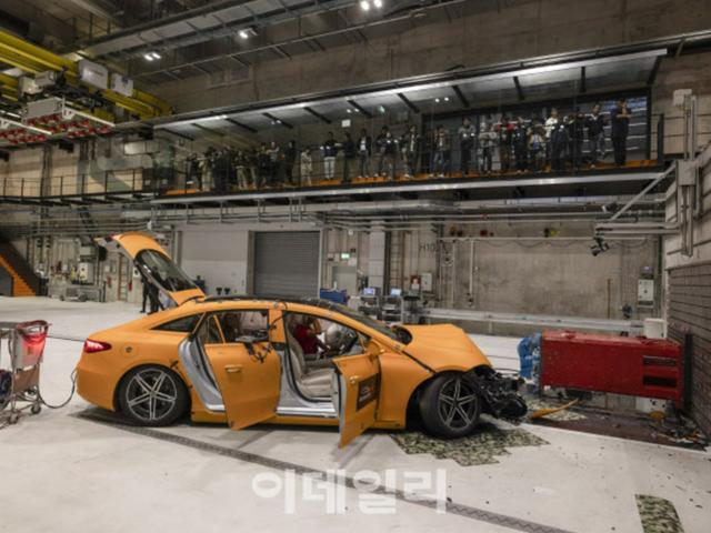 [현장]‘<strong>안전</strong>, 또 <strong>안전</strong> 위해’ 수억짜리 벤츠, 하루 3대씩 부숴가며 연구