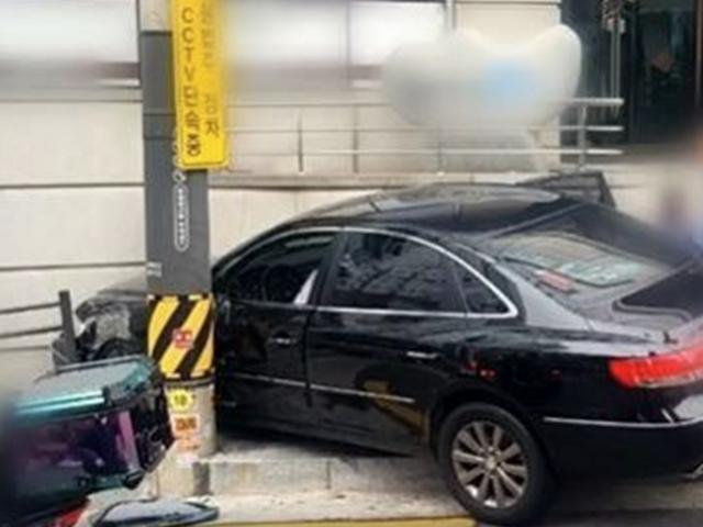 "급발진"이라더니 "페달 잘못 밟아"…80대 <strong>운전자</strong> 말바꾼 이유