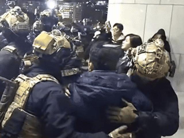 무력 진압 대신 안아서 진정시킨 계엄군…"군인 마음도 무거울 것"[<strong>이슈</strong>세개]