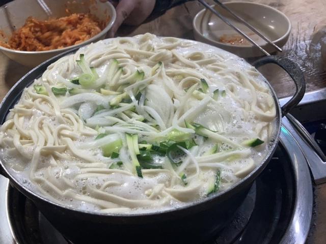 아삭한 김치 척 올려서<br>따끈 국물 속 면발 후루룩~