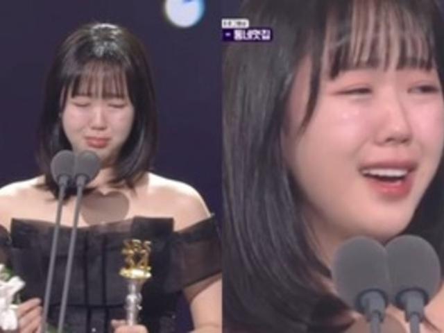 "이 자리에 있는 게 너무 감사하고.." 'SBS 연예대상' <strong>라이징 스타</strong>상 지예은, 수상 소감 중 벌어진 돌발 '오열 사태'